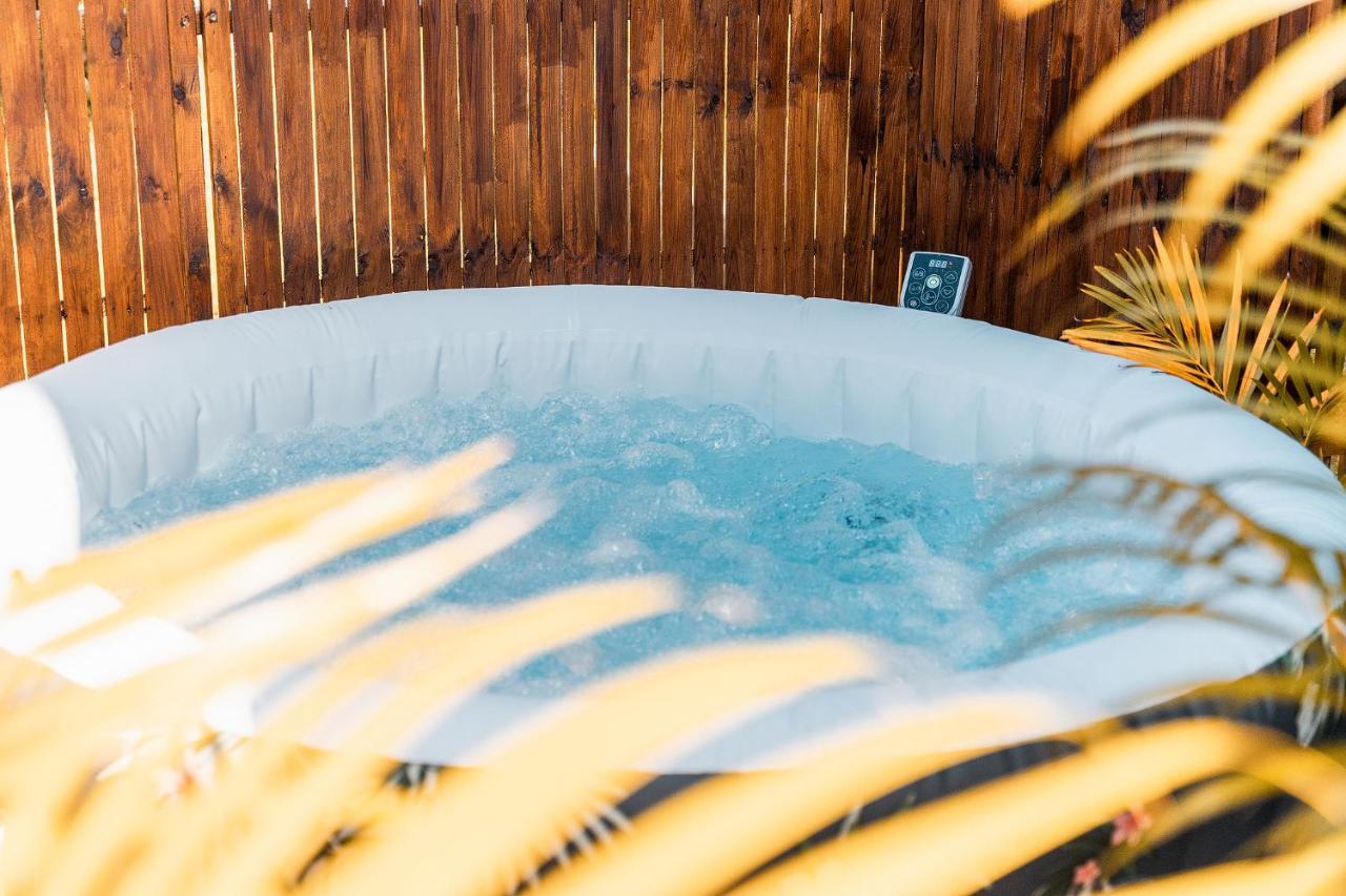 Charmant Chalet Avec Jacuzzi, L'Ile O Vert Saint-Philippe Exterior photo