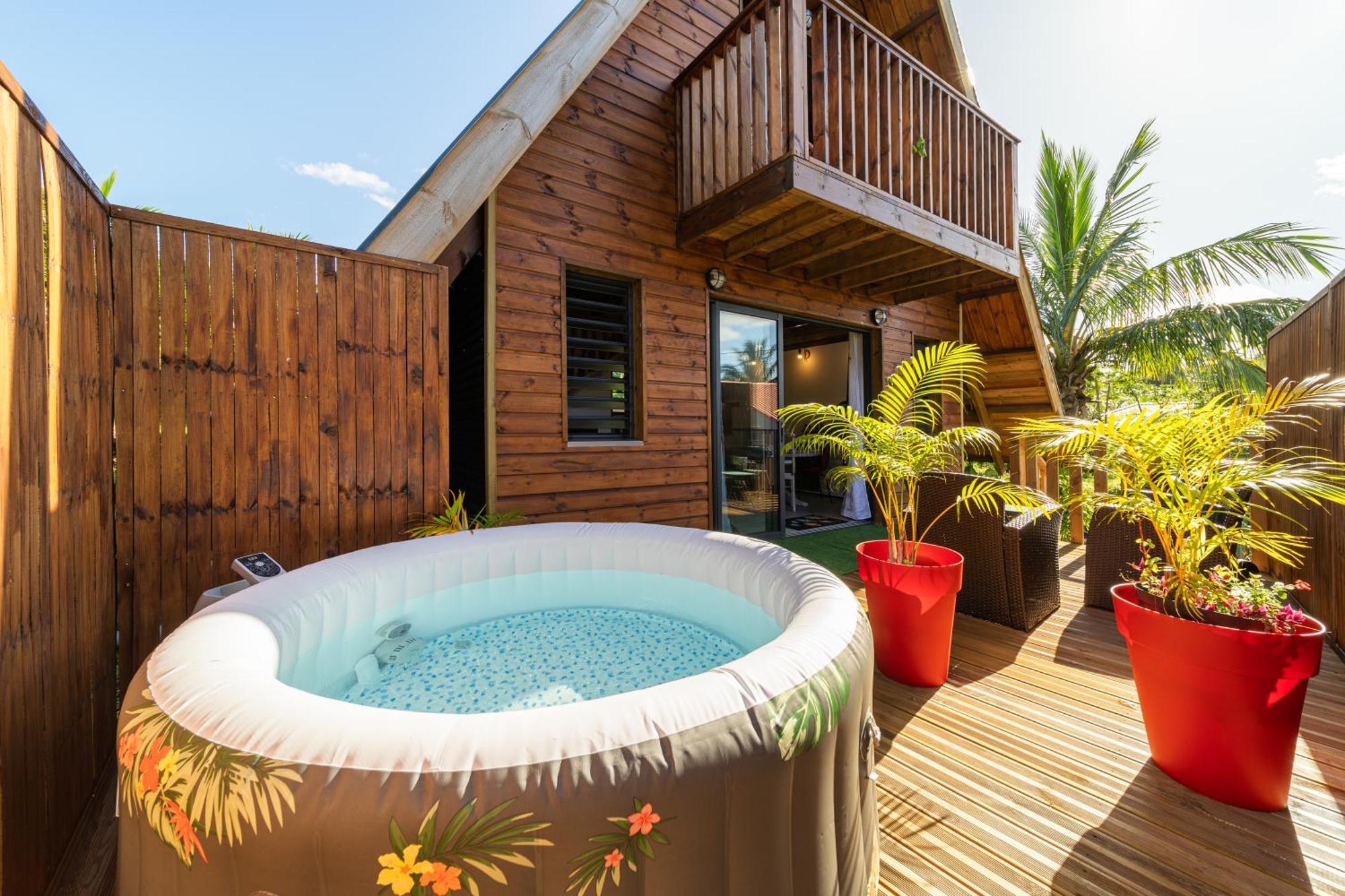 Charmant Chalet Avec Jacuzzi, L'Ile O Vert Saint-Philippe Exterior photo